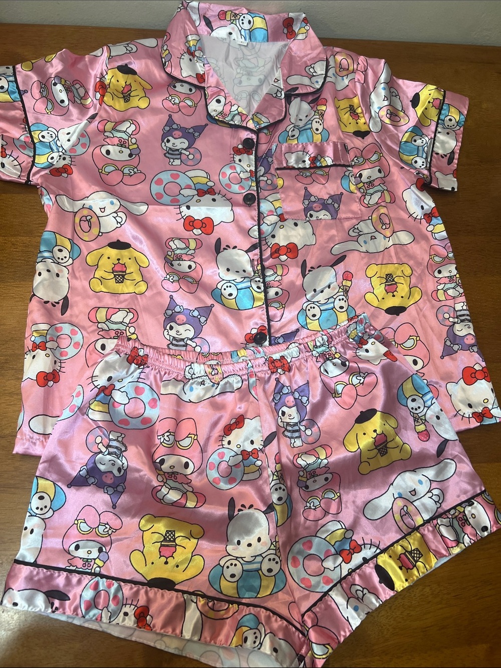 HELLO KITTY  AND FRIENDS Pink Print Satin Pajama SET Size LARGE (run small size)